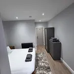 Easy Access To Airport &city Centre *