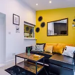 Salford 4 Bed House - Free Parking - Sleeps 7 * Manchester