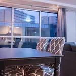 Whole Two Bed, One Bedroom With Riverside View - Secure Parking - Close To Centre And Old Trafford شقة *