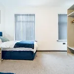 Long - 3br - Sleeps 6 - Free Parking * Manchester