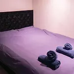 Whole Two Bed, One Bedroom With Riverside View - Secure Parking - Close To Centre And Old Trafford شقة
