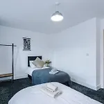 Salford 4 Bed House - Free Parking - Sleeps 7 *