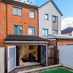 Salford 4 Bed House - Free Parking - Sleeps 7 Apartmán Manchester