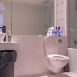 Whole Two Bed, One Bedroom With Riverside View - Secure Parking - Close To Centre And Old Trafford شقة