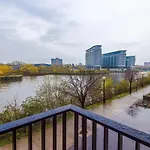 Cosy 1br Near Media & Centre