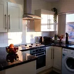 Near Uni And Hospital - Long - Fast Wi-fi - 15 Mins To *
