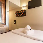 Easyhotel 2*