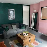 The Hive 2-bed With Kitchen And Private Bathroom In Lively Monton Village - Sleeps 4 - Free Wifi - Parking Nearby