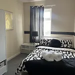 The Hive 2-bed With Kitchen And Private Bathroom In Lively Monton Village - Sleeps 4 - Free Wifi - Parking Nearby Manchester