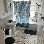 The Hive 2-bed With Kitchen And Private Bathroom In Lively Monton Village - Sleeps 4 - Free Wifi - Parking Nearby Lejlighed