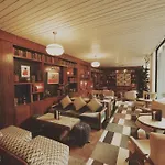 Mollie's 4*