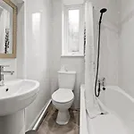 Hébergement de vacances Contractor House - Fast Wifi - Sleeps 7! Manchester