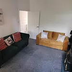 Contractor House - Fast Wifi - Sleeps 7! Hébergement de vacances Manchester