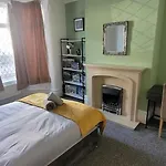 Contractor House - Fast Wifi - Sleeps 7! Manchester
