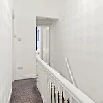 Contractor House - Fast Wifi - Sleeps 7! Hébergement de vacances Manchester
