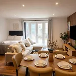 Boutique Two-bedroom Near Old Trafford, Sleeps Six, Free Parking Apartment Manchester