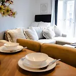 Boutique Two-bedroom Near Old Trafford, Sleeps Six, Free Parking *