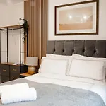 Apartment Boutique Two-bedroom Near Old Trafford, Sleeps Six, Free Parking *