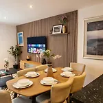 Apartment Boutique Two-bedroom Near Old Trafford, Sleeps Six, Free Parking *
