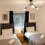 Apartment Boutique Two-bedroom Near Old Trafford, Sleeps Six, Free Parking *