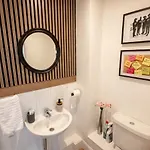 Apartment Boutique Two-bedroom Near Old Trafford, Sleeps Six, Free Parking *