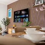 Apartment Boutique Two-bedroom Near Old Trafford, Sleeps Six, Free Parking Manchester
