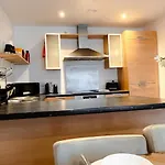 Apartment Boutique Two-bedroom Near Old Trafford, Sleeps Six, Free Parking *