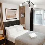 Apartment Boutique Two-bedroom Near Old Trafford, Sleeps Six, Free Parking *