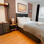 Boutique Two-bedroom Near Old Trafford, Sleeps Six, Free Parking Apartment