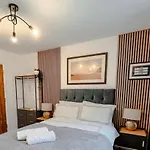 Boutique Two-bedroom Near Old Trafford, Sleeps Six, Free Parking * Manchester