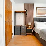 Apartment Boutique Two-bedroom Near Old Trafford, Sleeps Six, Free Parking
