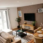 Boutique Two-bedroom Near Old Trafford, Sleeps Six, Free Parking Apartment *