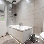Modern Centre 3bd - Fire Pit - Free Parking Feriehus *