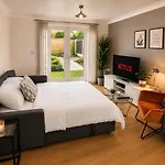 Spacious 3-bedroom House With 5 Beds And Sofa-bed * Manchester