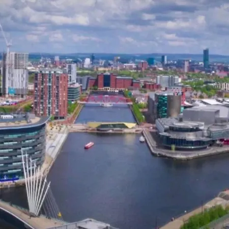 Luxury Two Bed In Media City