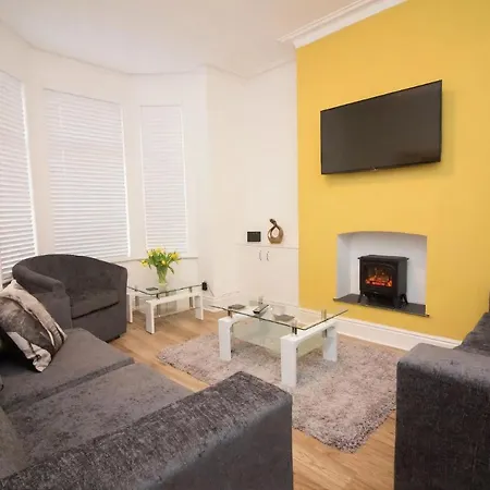 Lovely Family 3 Bed Манчестер