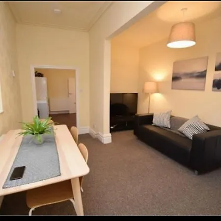 Beautiful 4 Bedroom Victorian Sleeps 7 Stockport 曼彻斯特