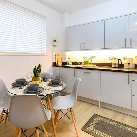 Comfy & Homely 2bed - 5 Star Location Apartment