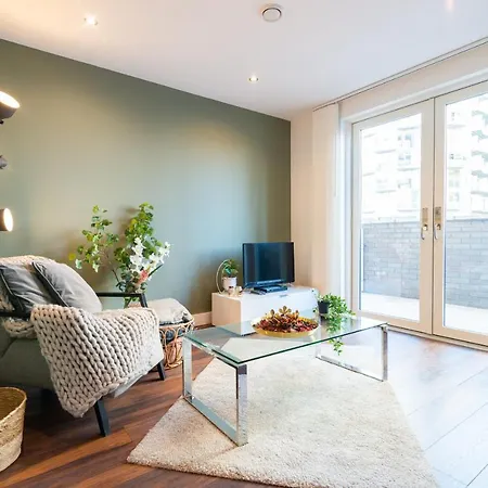 Апартаменты City Centre 2 Bedroom Luxury Townhouse - With An Outdoor Hot Tub