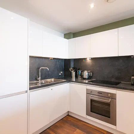 Апартаменты City Centre 2 Bedroom Luxury Townhouse - With An Outdoor Hot Tub *