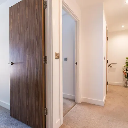 City Centre 2 Bedroom Luxury Townhouse - With An Outdoor Hot Tub *