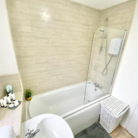 Apartment Convenient Centre 3bd With Free Parking *