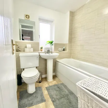 Convenient Centre 3bd With Free Parking *