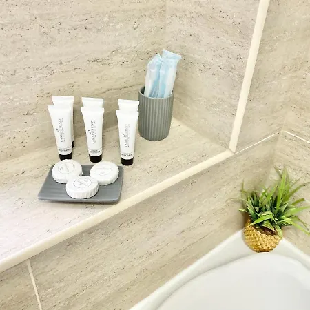 Convenient Centre 3bd With Free Parking *