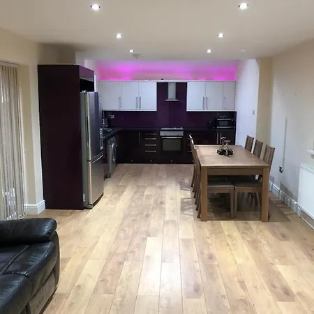 Bed and Breakfast Big Rusholme With Tv And Private Bathroom-parking&wifi