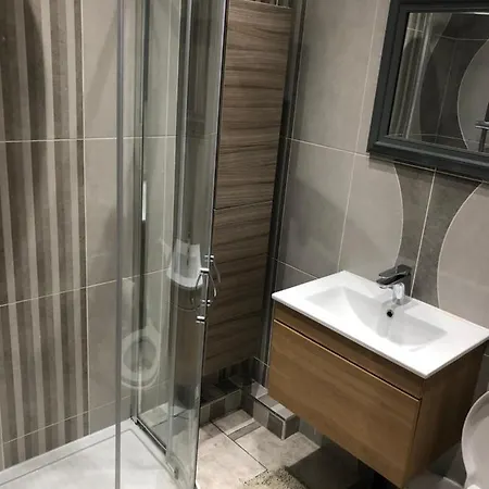 Couette-café Big Rusholme With Tv And Private Bathroom-parking&wifi Manchester