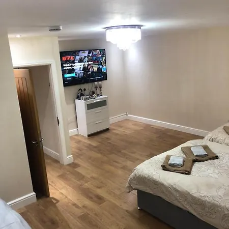 Big Rusholme With Tv And Private Bathroom-parking&wifi Couette-café Manchester