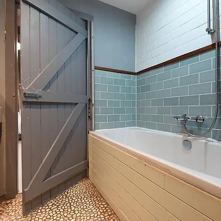 Mason Street Sleeps 16 *