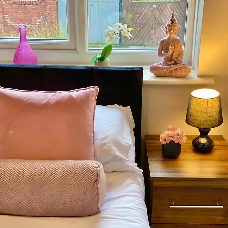 Apartment Convenient Centre 3bd With Free Parking *