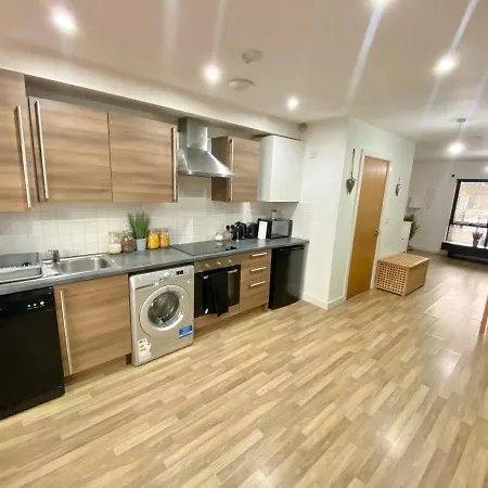 Spacious 5 Bed Townhouse Manchester, Salford Qauys - Two Bedroom With Parking Apartmán *